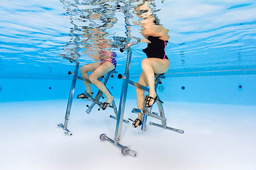 aquagym : aquabiking en piscine - Frédéric LECHAT, photographe publicitaire spécialisé prises de vues subaquatiques.