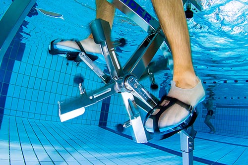 Activité piscine : publicité équipement aquabike, aquabiking - Frédéric LECHAT, photographe publicitaire spécialiste prises de vues sous-marines.