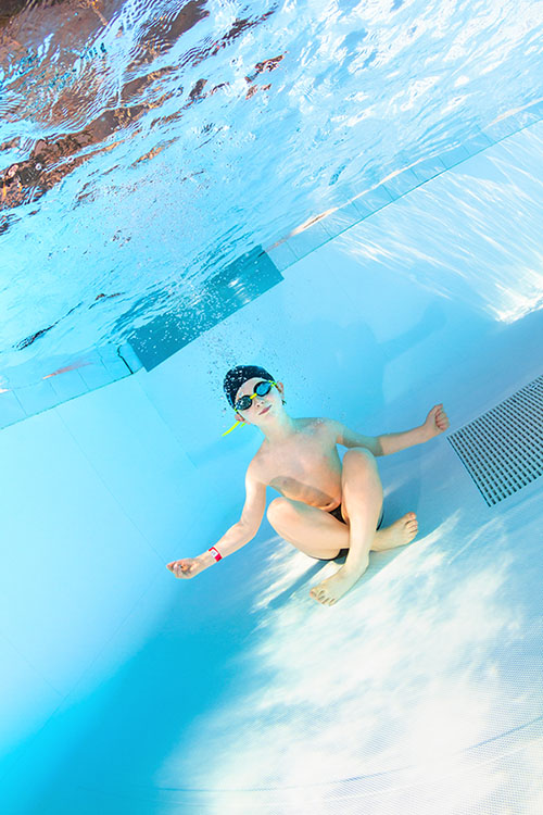 Photographie subaquatique : enfant, yoga, détente - Frédéric LECHAT, photographe professionnel piscines.