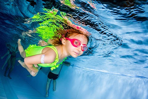 Reportage en piscine : bébés nageurs et apprentissage natation enfant - Frédéric LECHAT, photographe professionnel subaquatique.